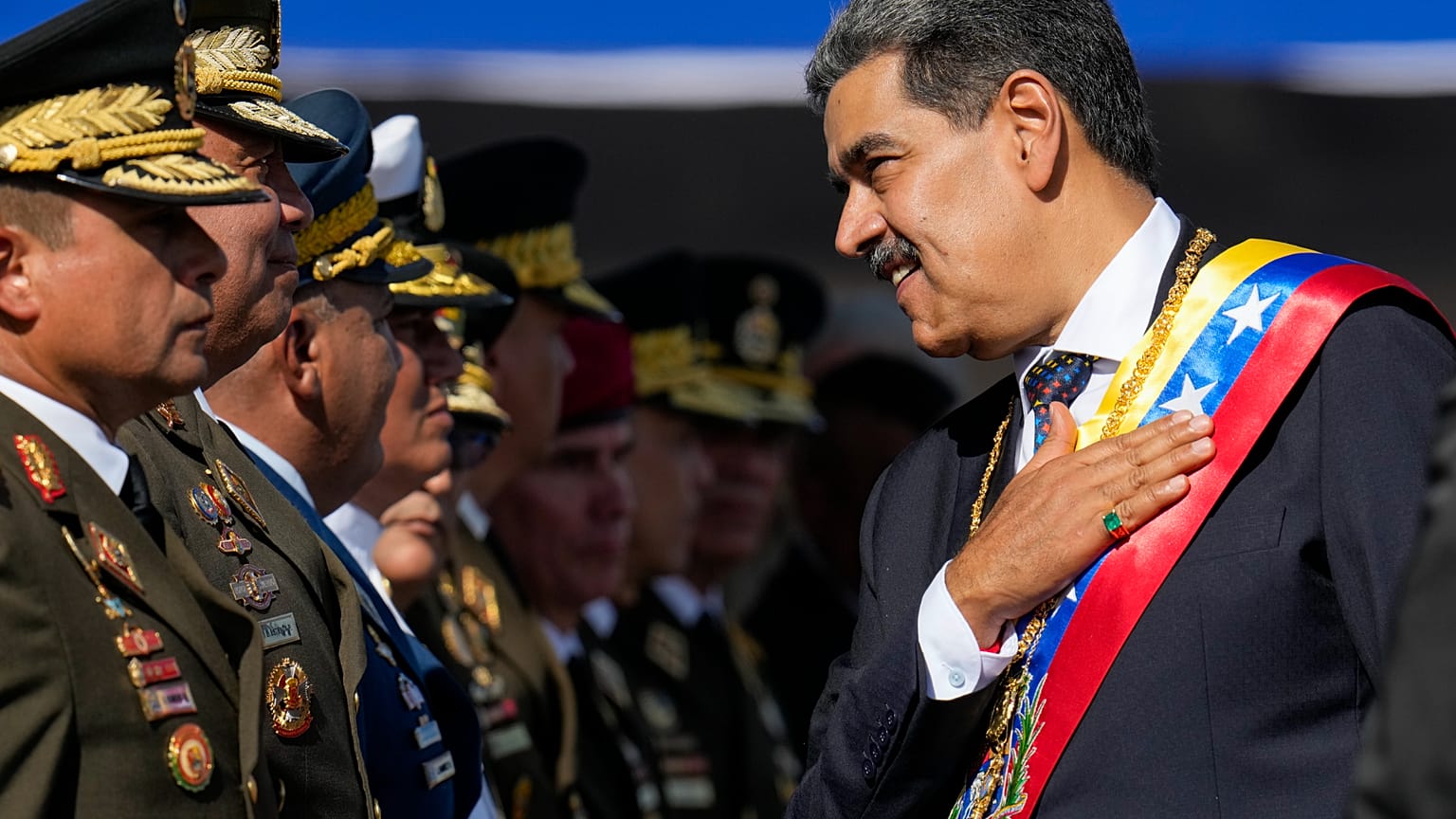 El presidente de Venezuela, Nicolás Maduro, junto con altos mandos militares.