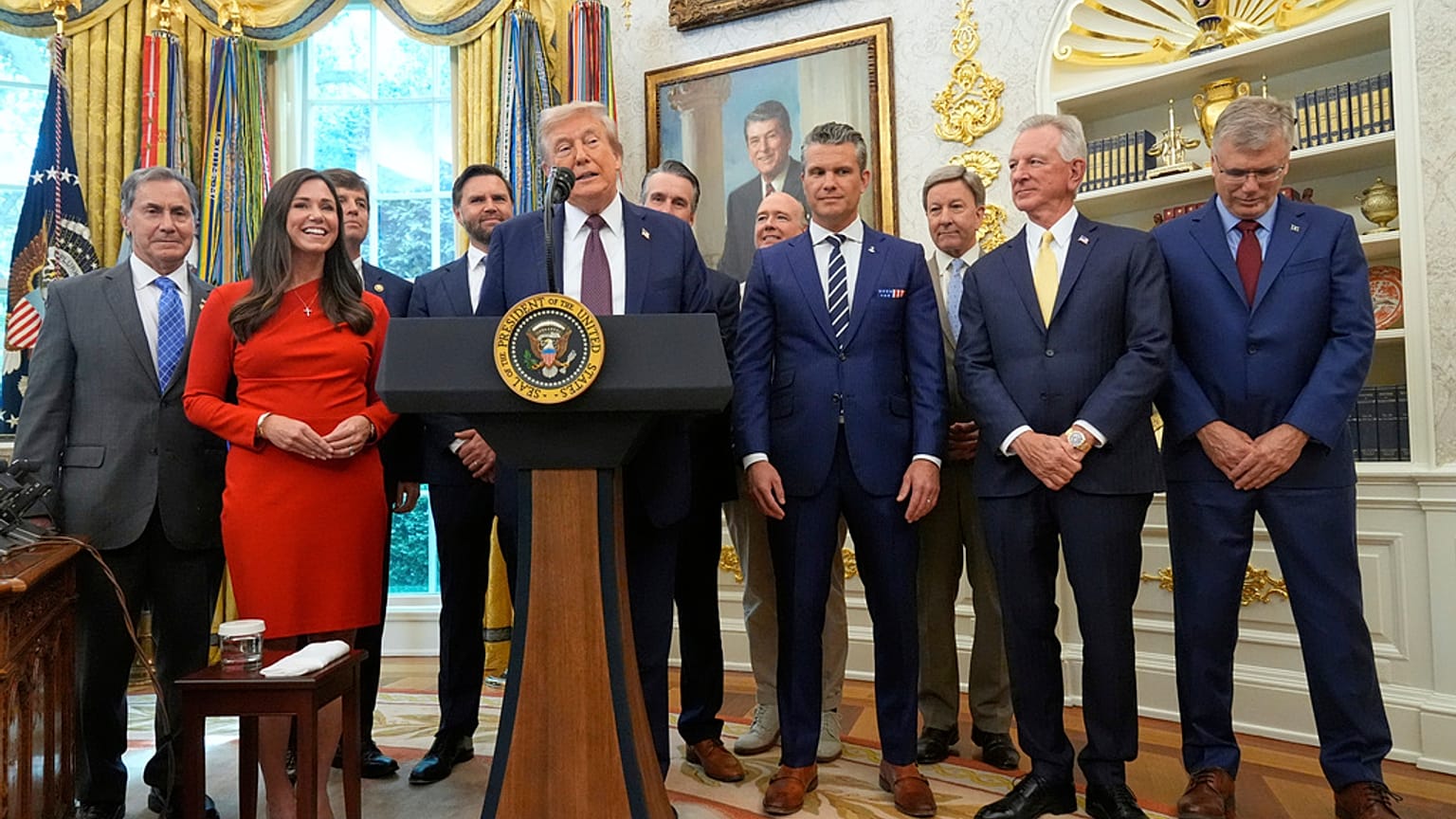 Trump fala aos jornalistas na Casa Branca.