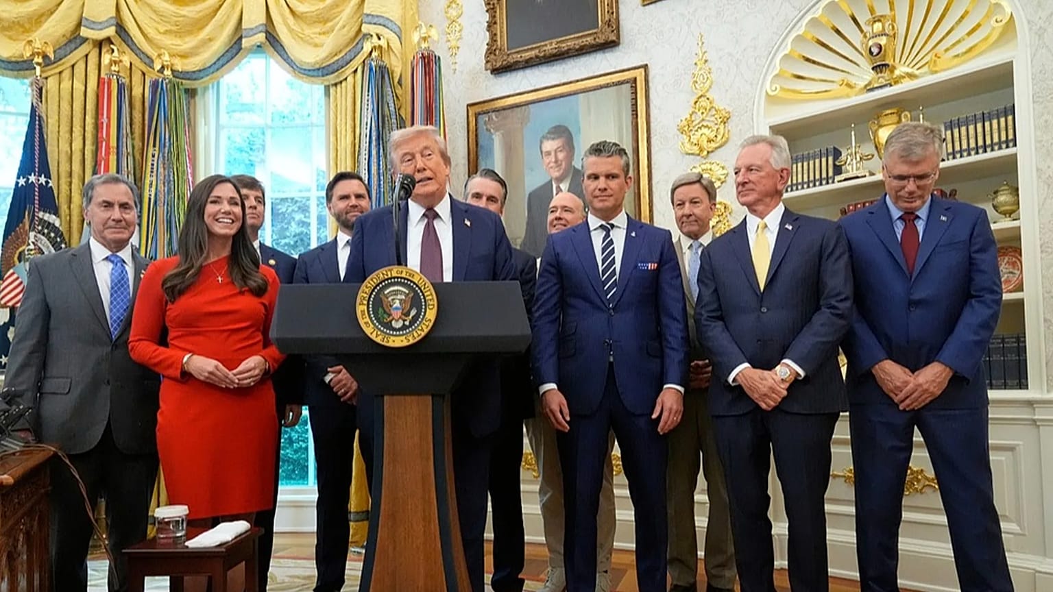 ABD Başkanı Donald Trump, Beyaz Saray'ın Oval Ofisi'nde ABD Uzay Komutanlığı karargahının Colorado'dan Alabama'ya taşınması hakkında konuşuyor, 2 Eylül 2025.
