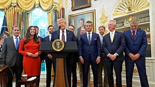ABD Başkanı Donald Trump, Beyaz Saray'ın Oval Ofisi'nde ABD Uzay Komutanlığı karargahının Colorado'dan Alabama'ya taşınması hakkında konuşuyor, 2 Eylül 2025.
