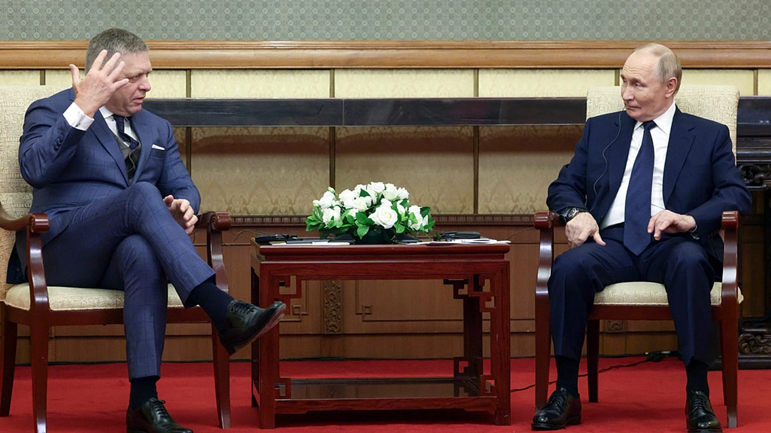 Slovakya Başbakanı Robert Fico, Rusya Devlet Başkanı Vladimir Putin ile birlikte Pekin'de bir arada, 2 Eylül 2025