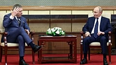 Slovakya Başbakanı Robert Fico, Rusya Devlet Başkanı Vladimir Putin ile birlikte Pekin'de bir arada, 2 Eylül 2025