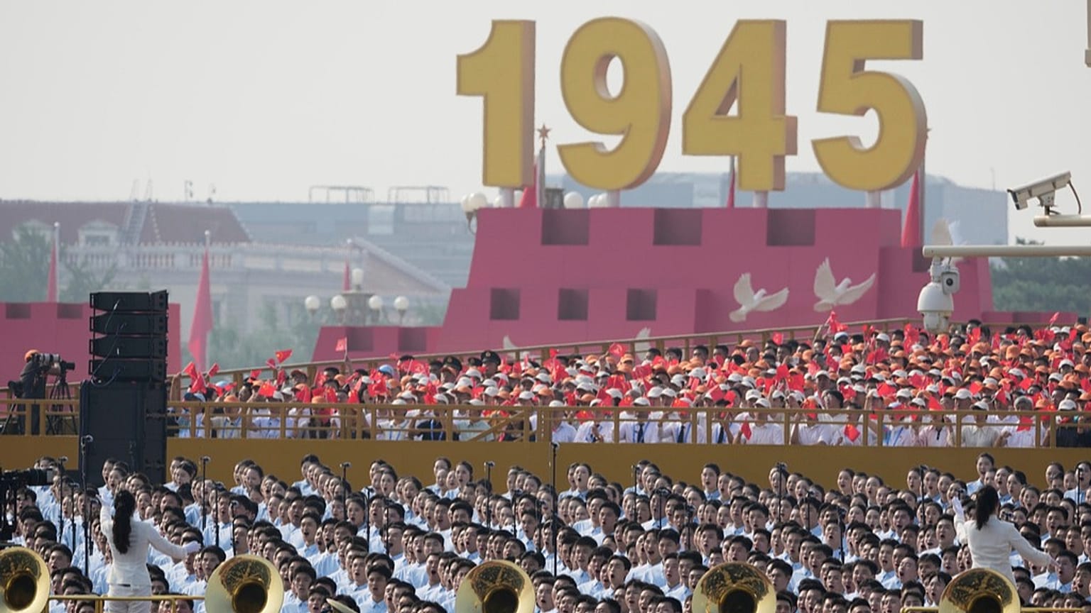 Japonya'nın İkinci Dünya Savaşı'nda teslim olmasının 80. yıldönümünü anmak üzere 3 Eylül 2025 Çarşamba günü Tiananmen Kapısı önünde düzenlenen askeri geçit töreni öncesinde bir koro sahne aldı.
