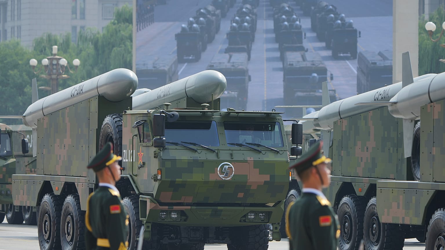 Equipo militar pasa durante el desfile militar para conmemorar el 80 aniversario de la rendición de Japón en la Segunda Guerra Mundial, celebrado en la plaza de Tiananm