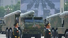 Equipo militar pasa durante el desfile militar para conmemorar el 80 aniversario de la rendición de Japón en la Segunda Guerra Mundial, celebrado en la plaza de Tiananm