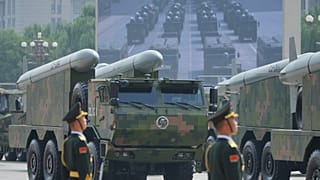 Equipo militar pasa durante el desfile militar para conmemorar el 80 aniversario de la rendición de Japón en la Segunda Guerra Mundial, celebrado en la plaza de Tiananm