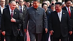 الرئيس الروسي فلاديمير بوتن، والرئيس الصيني شي جين بينغ، والزعيم الكوري الشمالي كيم جونغ أون يصلون إلى عرض عسكري في بكين، الصين، الأربعاء 3 سبتمبر/ أيلول 2025.