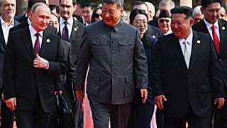 الرئيس الروسي فلاديمير بوتن، والرئيس الصيني شي جين بينغ، والزعيم الكوري الشمالي كيم جونغ أون يصلون إلى عرض عسكري في بكين، الصين، الأربعاء 3 سبتمبر/ أيلول 2025.