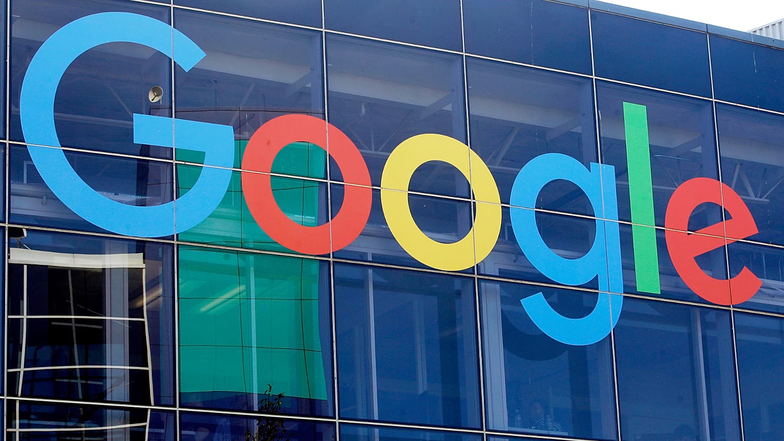 ФАЙЛ - Вывеска на здании компании Google в ее кампусе в Маунтин-Вью, Калифорния, 24 сентября 2019 года. 