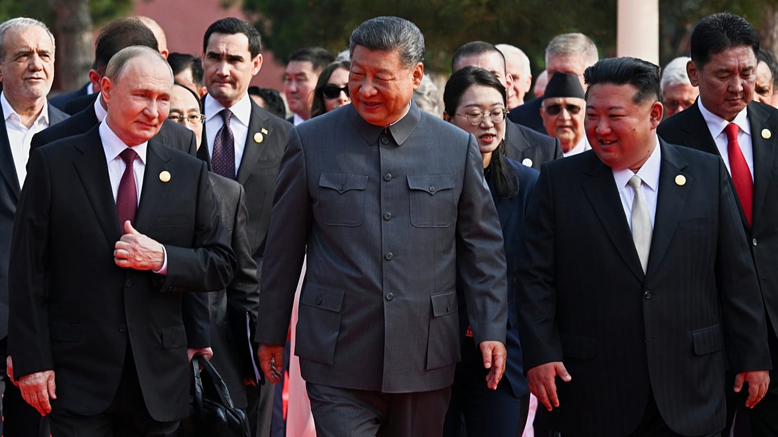 O Presidente Vladimir Putin, o Presidente chinês Xi Jinping e o líder norte-coreano Kim Jong Un chegam a um desfile militar em Pequim, China, na quarta-feira, 3 de setembro de 2025
