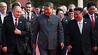 Präsident Wladimir Putin, Chinas Präsident Xi Jinping und Nordkoreas Staatschef Kim Jong Un kommen am Mittwoch, den 3. September 2025, zu einer Militärparade in Peking, China, an.
