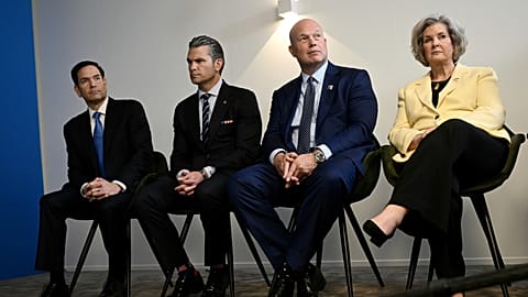 L'ambasciatore Usa alla Nato, Matthew Whitaker al centro, con i segretari Rubio e Hegseth e la capa di gabinetto della Casa Bianca Susie Wiles all'Aia (25 giugno 2025)