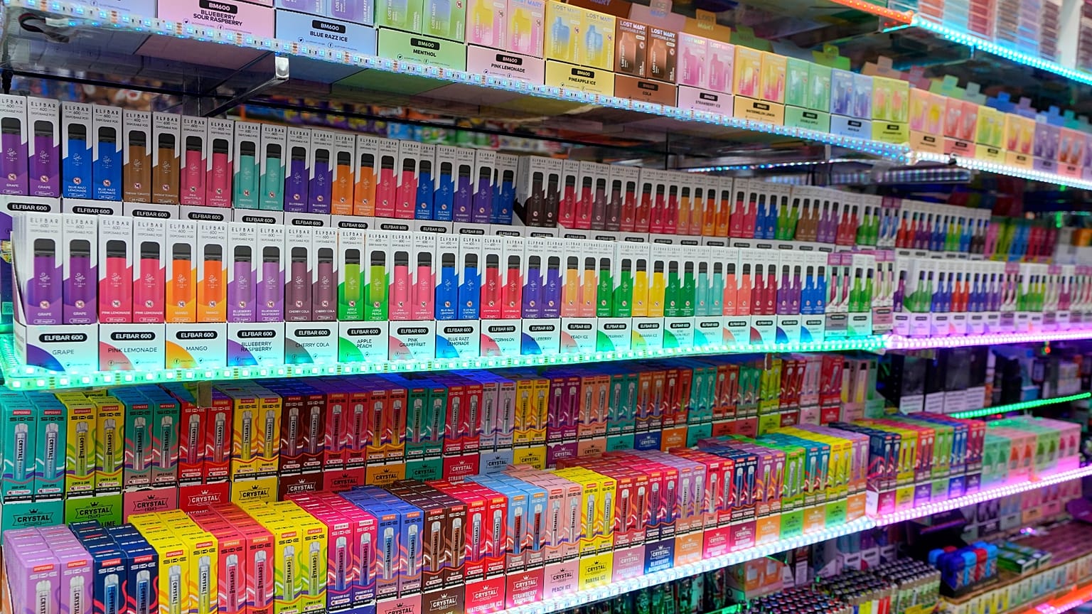 Une sélection de vapes jetables colorées en vente dans une boutique de souvenirs à Londres, lundi 29 janvier 2024.