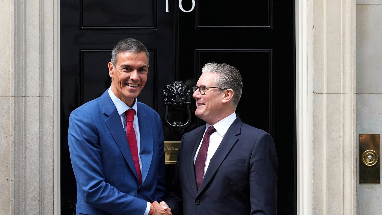 El primer ministro británico, Keir Starmer, recibe al presidente español, Pedro Sánchez, en el 10 de Downing Street, el 3 de septiembre de 2025.