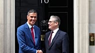 El primer ministro británico, Keir Starmer, recibe al presidente español, Pedro Sánchez, en el 10 de Downing Street, el 3 de septiembre de 2025.