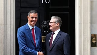 El primer ministro británico, Keir Starmer, recibe al presidente español, Pedro Sánchez, en el 10 de Downing Street, el 3 de septiembre de 2025.