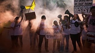 متظاهرون خلال احتجاج يطالب بالإفراج الفوري عن جميع الرهائن المحتجزين لدى حماس وبإنهاء الحرب في قطاع غزة، في القدس، الأربعاء 3 أيلول 2025
