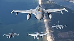 Caças militares da Roménia e de Portugal participam na Missão de Policiamento Aéreo do Báltico, 22 de maio de 2023. 