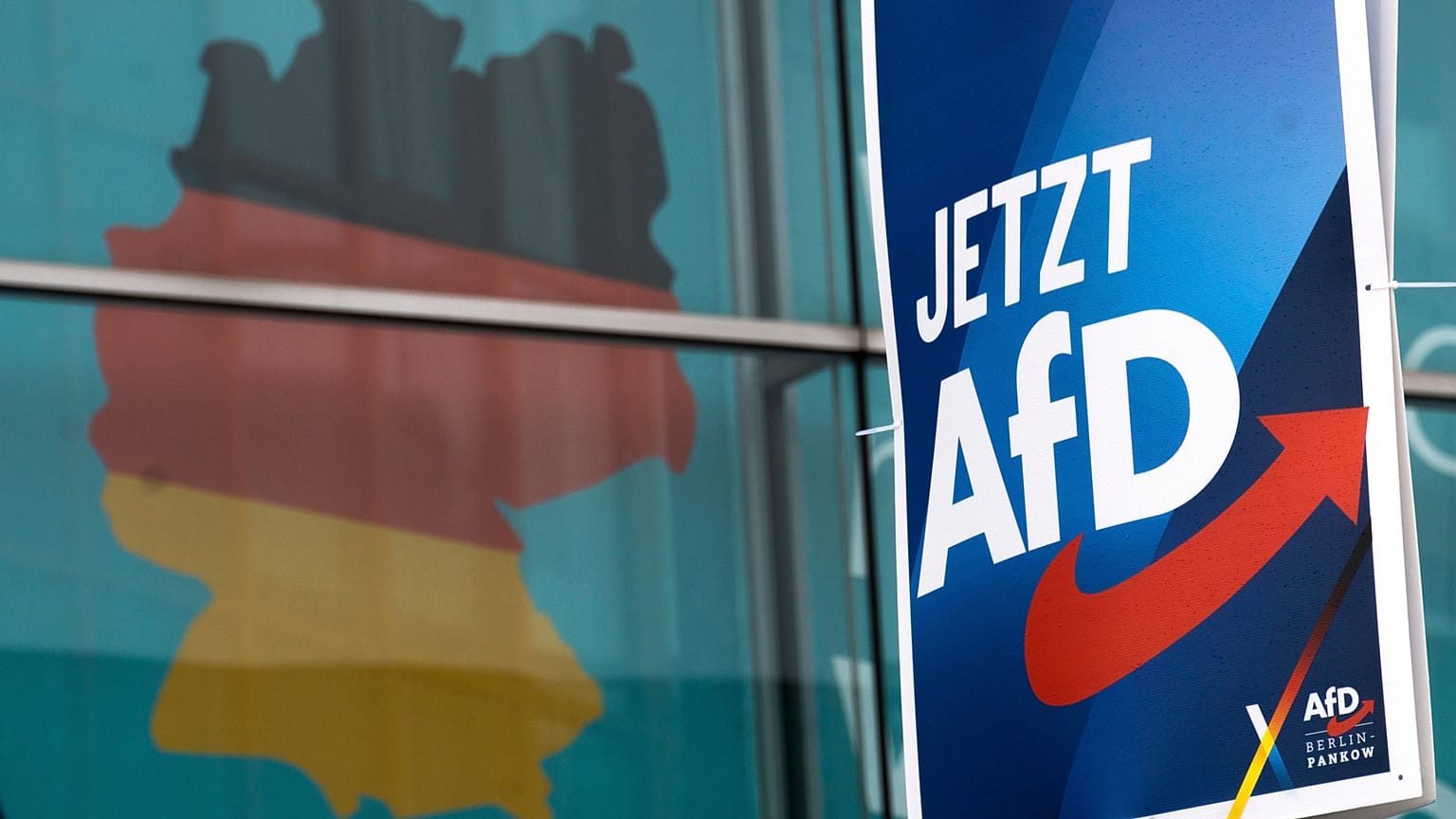 A német szélsőjobboldali Alternatíva Németországért (AfD) párt választási plakátja egy óriás választási plakát előtt, amelyen Németország térképe látható, 2025. január 29.