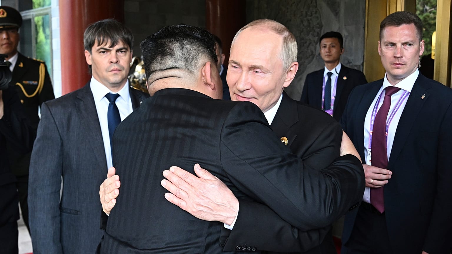 Der russische Präsident Wladimir Putin und der nordkoreanische Staatschef Kim Jong Un umarmen sich nach ihrem Treffen im Diaoyutai Staatsgästehaus in Peking, China, am 3. September 2025.