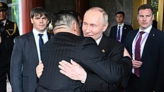 Der russische Präsident Wladimir Putin und der nordkoreanische Staatschef Kim Jong Un umarmen sich nach ihrem Treffen im Diaoyutai Staatsgästehaus in Peking, China, am 3. September 2025.