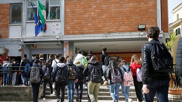 Le scuole italiane si preparano a riaprire con nuove regole su smartphone e condotta