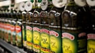 Un lineal de supermercado con botellas de aceite de oliva virgen en Barcelona.