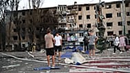 ФОТО: Жители стоят возле разрушенного дома после российского авиаудара в Запорожье, 30 августа 2025 г.