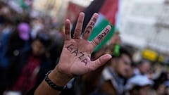 Uma mulher levanta a mão escrita com a mensagem "Gaza livre" durante uma manifestação em apoio ao povo palestiniano em Lisboa