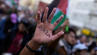 Uma mulher levanta a mão escrita com a mensagem "Gaza livre" durante uma manifestação em apoio ao povo palestiniano em Lisboa