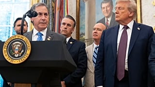 Президент США Дональд Трамп слушает выступление члена палаты представителей в Овальном кабинете Белого дома. Вашингтон, 2 сентября 2025 г.