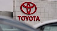  Ένα λογότυπο της Toyota φαίνεται σε μια αντιπροσωπεία στο El Monte της Καλιφόρνια, Πέμπτη 27 Μαρτίου 2025.