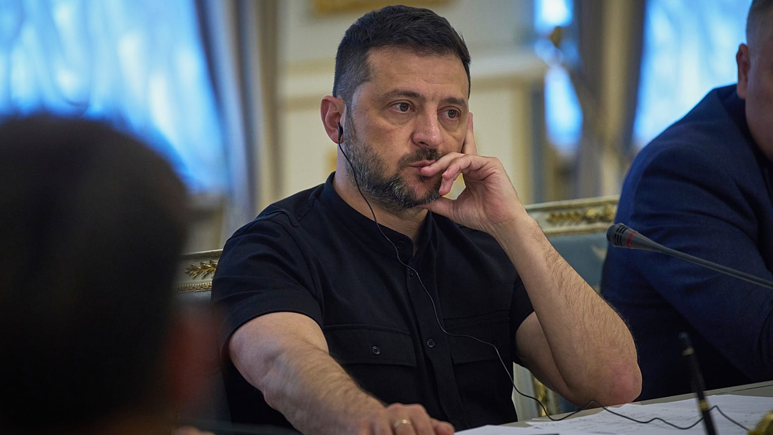 Ο Ουκρανός πρόεδρος Volodymyr Zelensky ακούει τον Γερμανό αντικαγκελάριο και υπουργό Οικονομικών Lars Klingbeil κατά τη συνάντησή τους στο Κίεβο στις 25 Αυγούστου.