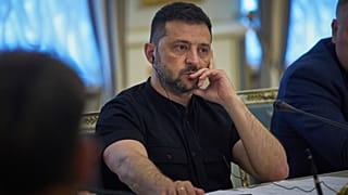 Ο Ουκρανός πρόεδρος Volodymyr Zelensky ακούει τον Γερμανό αντικαγκελάριο και υπουργό Οικονομικών Lars Klingbeil κατά τη συνάντησή τους στο Κίεβο στις 25 Αυγούστου.