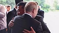 Der russische Präsident Wladimir Putin und der nordkoreanische Führer Kim Jong-un umarmen sich nach einem Treffen im Staatlichen Gästehaus Diaoyutai in Peking, 3. September 2025