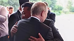 Der russische Präsident Wladimir Putin und der nordkoreanische Führer Kim Jong-un umarmen sich nach einem Treffen im Staatlichen Gästehaus Diaoyutai in Peking, 3. September 2025
