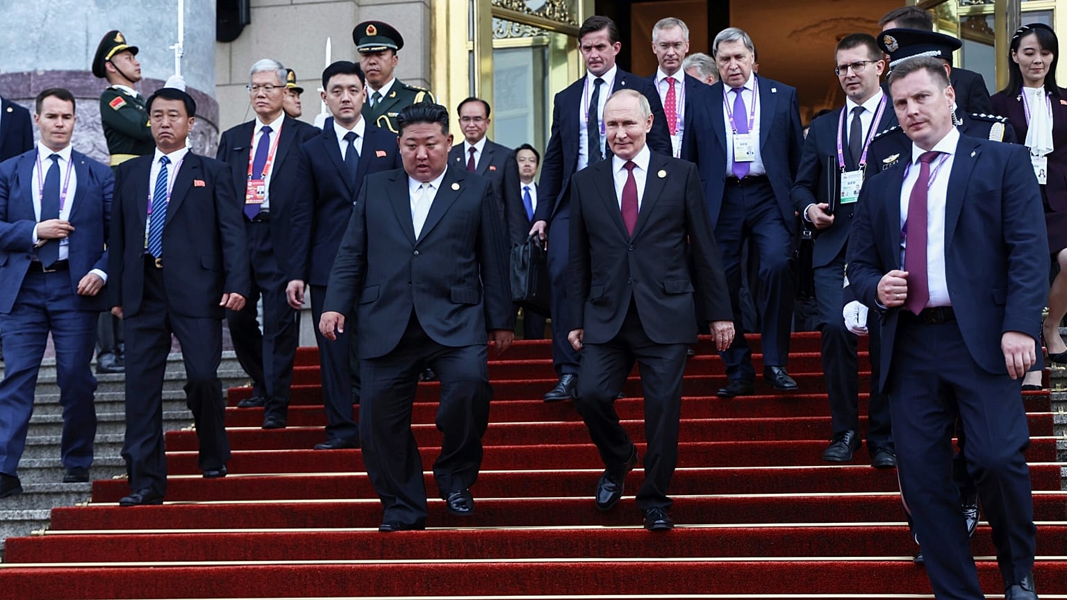 Los líderes de Corea del Norte, Kim Jong-un, y de Rusia, Vladímir Putin, bajan las escaleras de la Casa de Huéspedes de Estado Diaoyutai, en Pekín, el 3 de septiembre de 2025