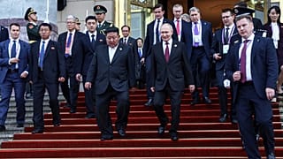 Los líderes de Corea del Norte, Kim Jong-un, y de Rusia, Vladímir Putin, bajan las escaleras de la Casa de Huéspedes de Estado Diaoyutai, en Pekín, el 3 de septiembre de 2025