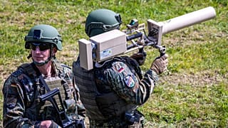 Soldaten der Luftabwehrraketengruppe 21 der Bundeswehr üben am 11. Mai 2023  den Einsatz eines Störsenders zur Ausschaltung von Drohnen