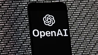 OpenAI logosu, Boston'da rastgele ikili veriler içeren bir bilgisayar ekranının önündeki bir cep telefonunda görünüyor, 9 Mart 2023.