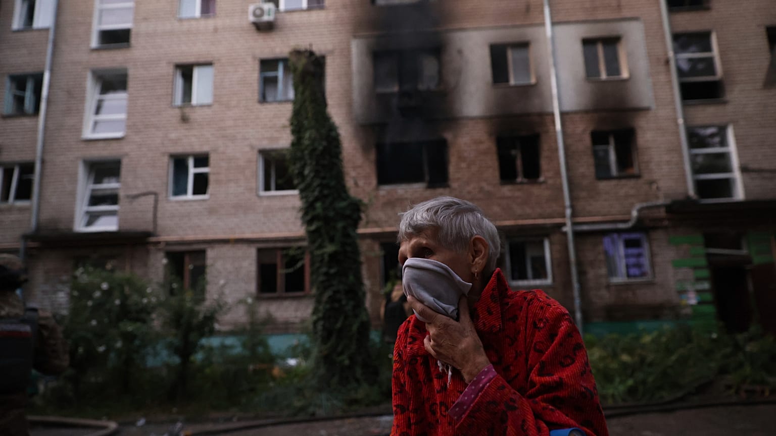 Un residente se encuentra cerca de su casa destruida luego de un ataque aéreo ruso en Zaporiyia, Ucrania, el sábado 30 de agosto de 2025.