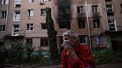 Un residente se encuentra cerca de su casa destruida luego de un ataque aéreo ruso en Zaporiyia, Ucrania, el sábado 30 de agosto de 2025.