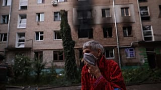 Un residente se encuentra cerca de su casa destruida luego de un ataque aéreo ruso en Zaporiyia, Ucrania, el sábado 30 de agosto de 2025.