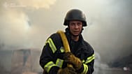 FEUERWEHR - Feuerwehrleute bekämpfen Brand durch russische Angriffe in der Region Chmelnyzkyj