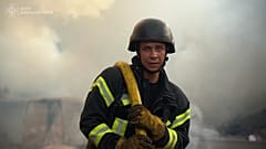 FEUERWEHR - Feuerwehrleute bekämpfen Brand durch russische Angriffe in der Region Chmelnyzkyj