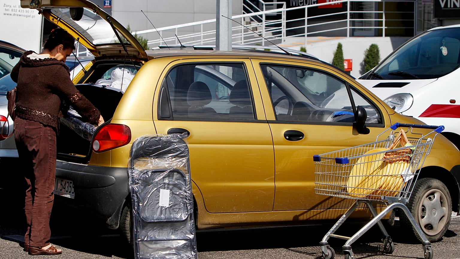 Polonya'da bir süpermarket otoparkı. 29 Ağustos 2012. 
