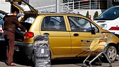 Polonya'da bir süpermarket otoparkı. 29 Ağustos 2012. 
