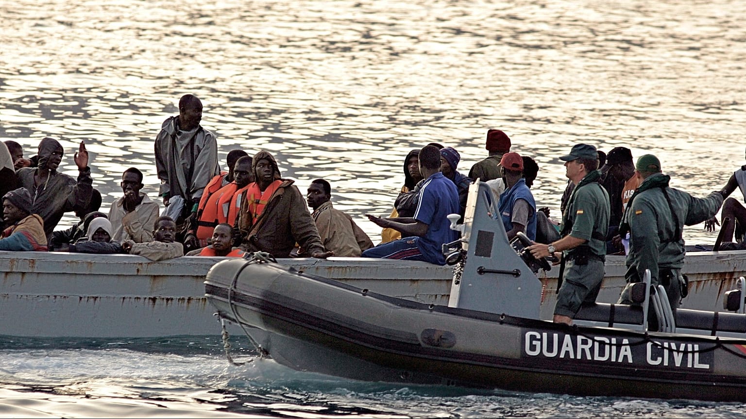 Un barco pesquero africano que transporta a 80 inmigrantes es escoltado por la Guardia Civil en su camino a la isla canaria de Tenerife, España, el 15 de agosto de 2006.