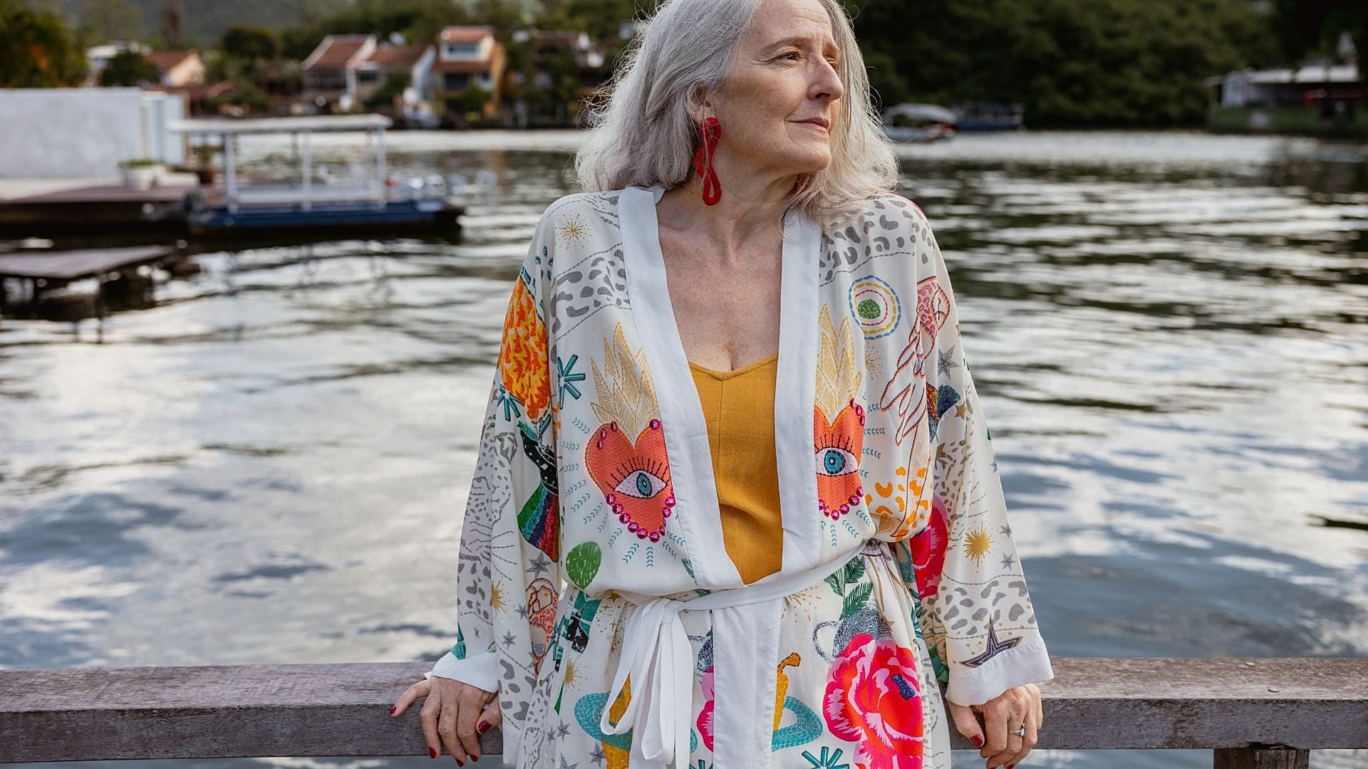 Una mujer mayor junto a un muelle