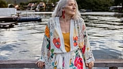 Una mujer mayor junto a un muelle